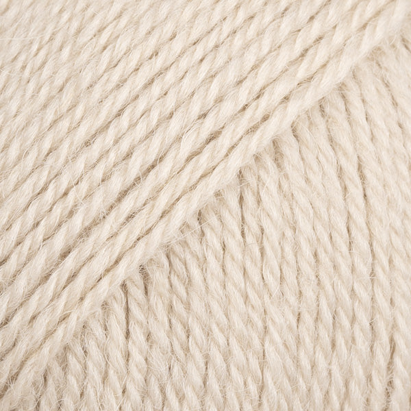 Detailaufnahme von der Wolle DROPS Flora in der Farbe 31 sand. Sand ist ein  helles Beige.