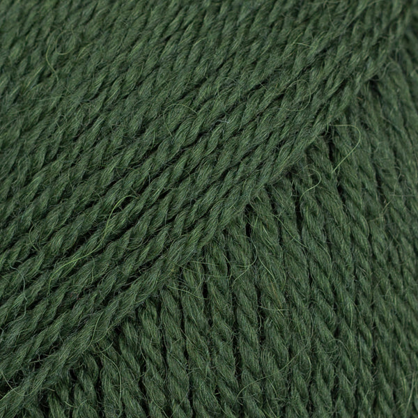 Detailaufnahme von der Wolle DROPS  Flora in der Farbe 21 dunkelgrün.