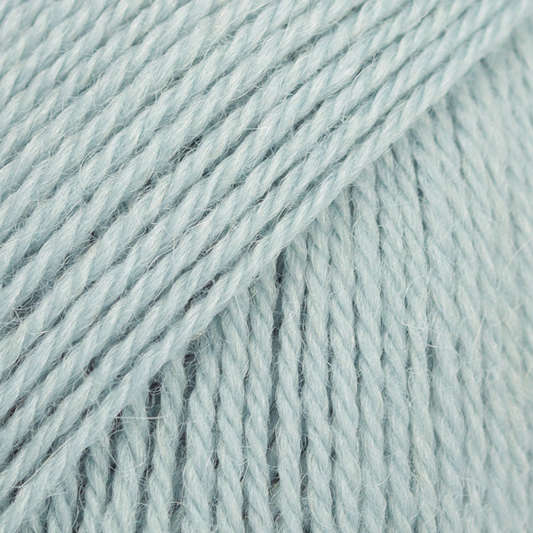 Detailaufnahme von der Wolle DROPS Flora in der Farbe 34 hell seegrün.