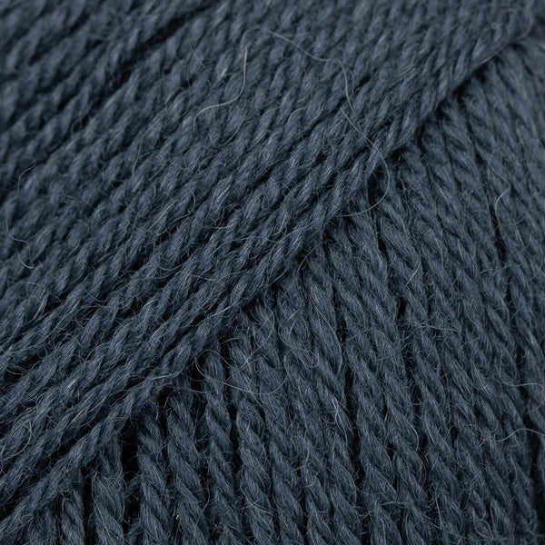 Detailaufnahme von der Wolle DROPS Flora in der Farbe 35 mitternachtsschatten. Mitternachtsschtten ist ein sehr dunkles Blau.