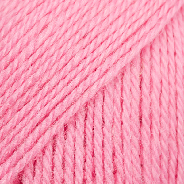 Detailaufnahme von der Wolle DROPS Flora in der Farbe 36 rosenblüte. Rosenblüte ist ein frisches Rosa