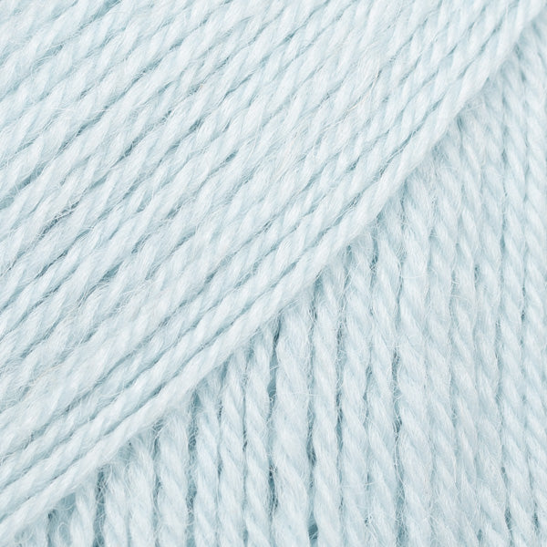 Detailaufnahme von der Wolle DROPS Flora in der Farbe 37 morgennebel. Morgennebel ist ein ganz zartes Hellblau.