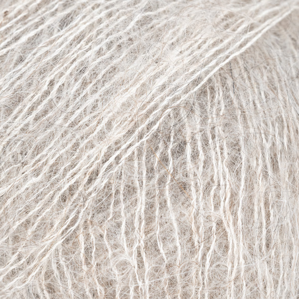 Detailaufnahme von der Wolle DROPS Kid Silk in der Farbe 74 morgennebel. Morgennebel ist ein sehr helles Grau.