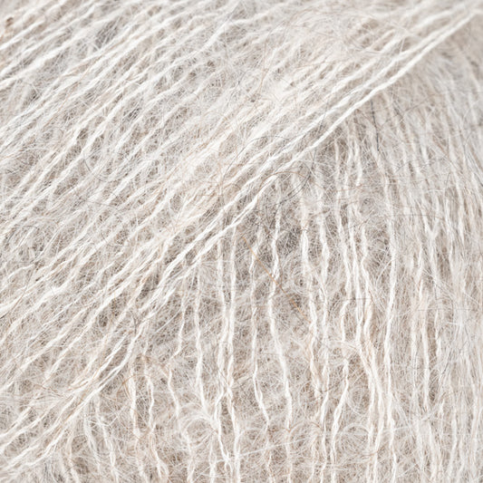 Detailaufnahme von der Wolle DROPS Kid Silk in der Farbe 74 morgennebel. Morgennebel ist ein sehr helles Grau.