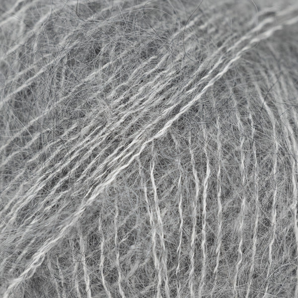 Detailaufnahme von der Wolle DROPS Kid Silk in der Farbe 75 stahlgrau. 