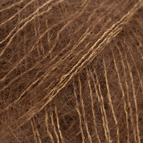 Detailaufnahme von der Wolle DROPS Kid Silk in der Farbe 76 walnuss.