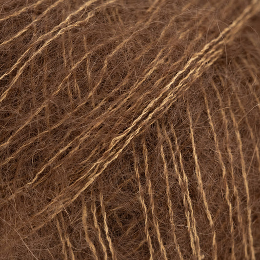 Detailaufnahme von der Wolle DROPS Kid Silk in der Farbe 76 walnuss.