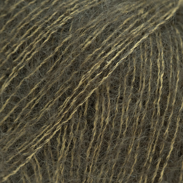 Detailaufnahme von der Wolle DROPS Kid Silk in der Farbe 77 dunkler wald.