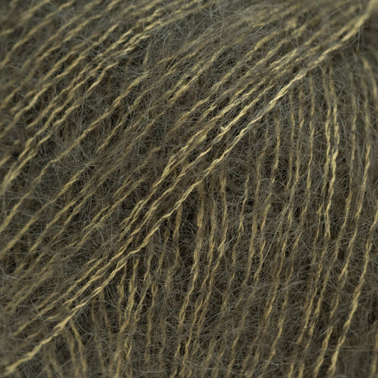 Detailaufnahme von der Wolle DROPS Kid Silk in der Farbe 77 dunkler wald.
