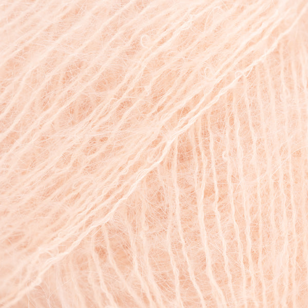 Detailaufnahme von der Wolle DROPS Kid Silk in der Farbe 78 sonnenkuss.