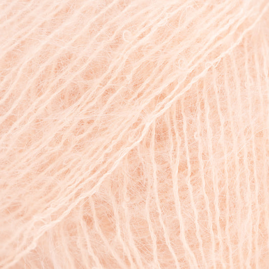 Detailaufnahme von der Wolle DROPS Kid Silk in der Farbe 78 sonnenkuss.