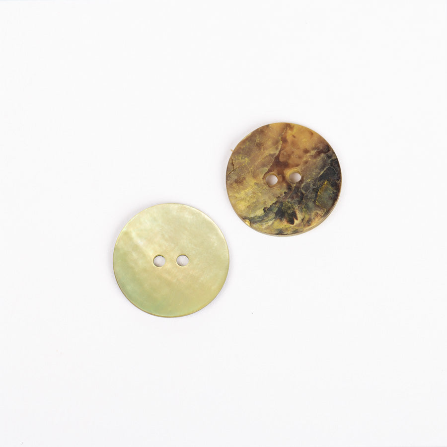 Vorder- und Rückseite eines DROPS Knopfes aus grüner Muschel.