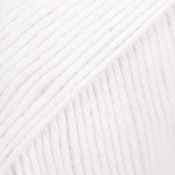 Detailaufnahme von der Wolle DROPS Magic in der Farbe 01 weiss.