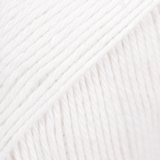 Detailaufnahme von der Wolle DROPS Magic in der Farbe 01 weiss.