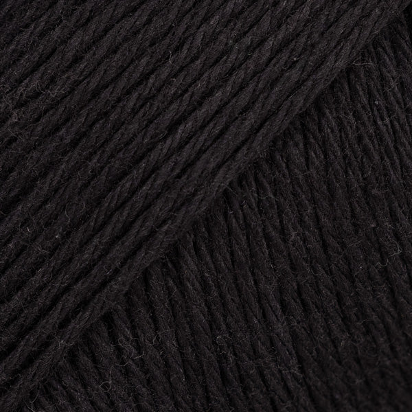 Detailaufnahme von der Wolle DROPS Magic in der Farbe 02 schwarz.