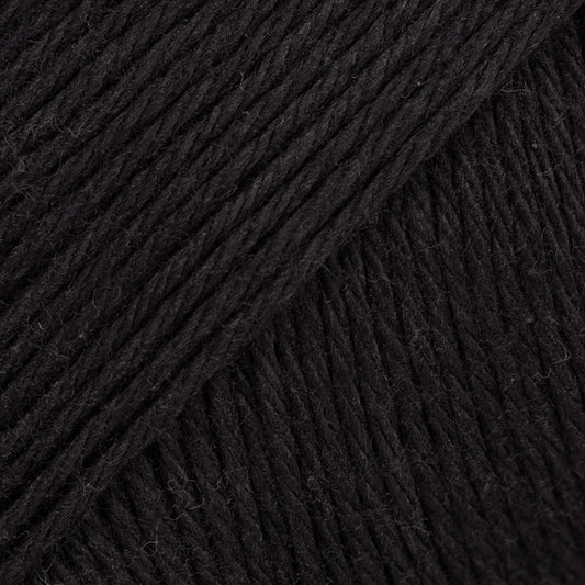 Detailaufnahme von der Wolle DROPS Magic in der Farbe 02 schwarz.