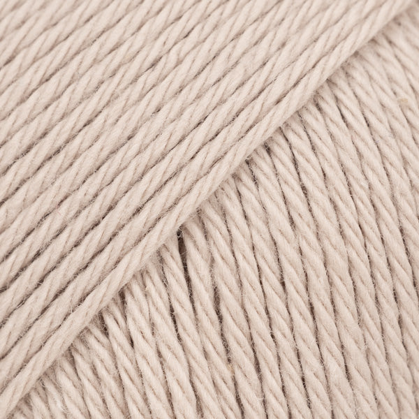 Detailaufnahme von der Wolle DROPS Magic in der Farbe 03 sandperle.