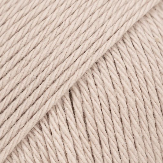 Detailaufnahme von der Wolle DROPS Magic in der Farbe 03 sandperle.
