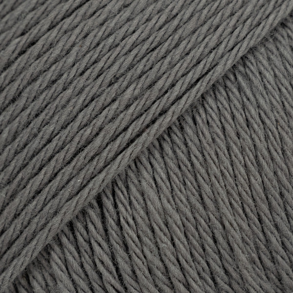 Detailaufnahme von der Wolle DROPS Magic in der Farbe 04 dunkelgrau.