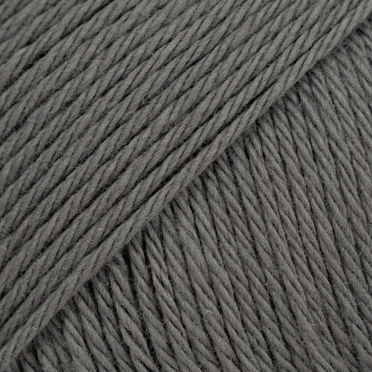 Detailaufnahme von der Wolle DROPS Magic in der Farbe 04 dunkelgrau.