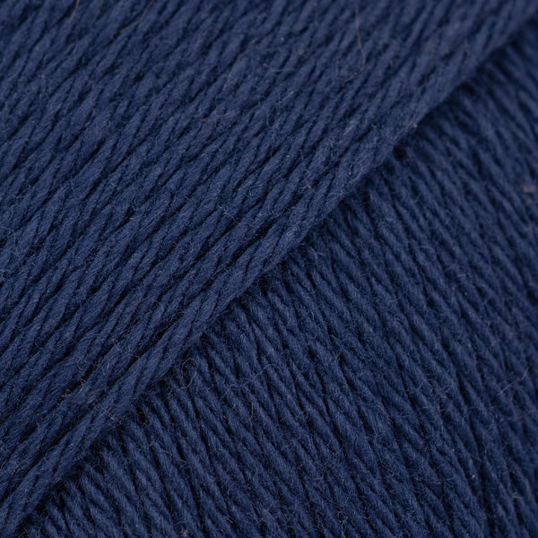  Detailaufnahme von der Wolle DROPS Magic in der Farbe 05 marineblau.