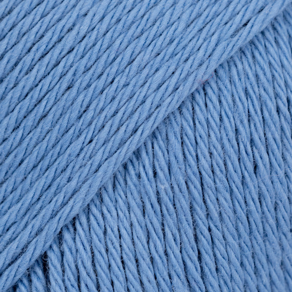 Detailaufnahme von der Wolle DROPS Magic in der Farbe 07 jeansblau.