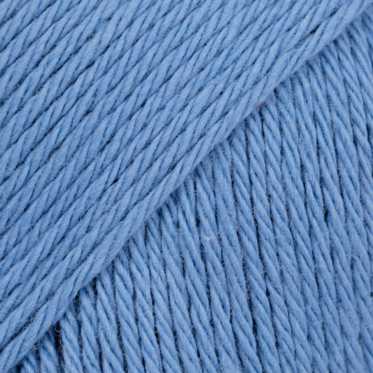 Detailaufnahme von der Wolle DROPS Magic in der Farbe 07 jeansblau.
