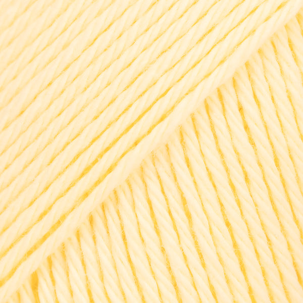 Detailaufnahme von der Wolle DROPS Magic in der Farbe 08 vanille