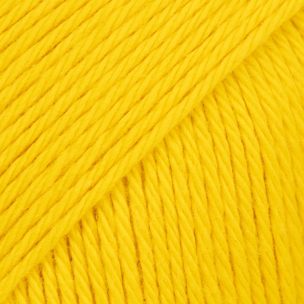 Detailaufnahme von der Wolle DROPS Magic in der Farbe 09 gelb.
