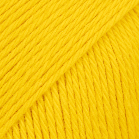 Detailaufnahme von der Wolle DROPS Magic in der Farbe 09 gelb.