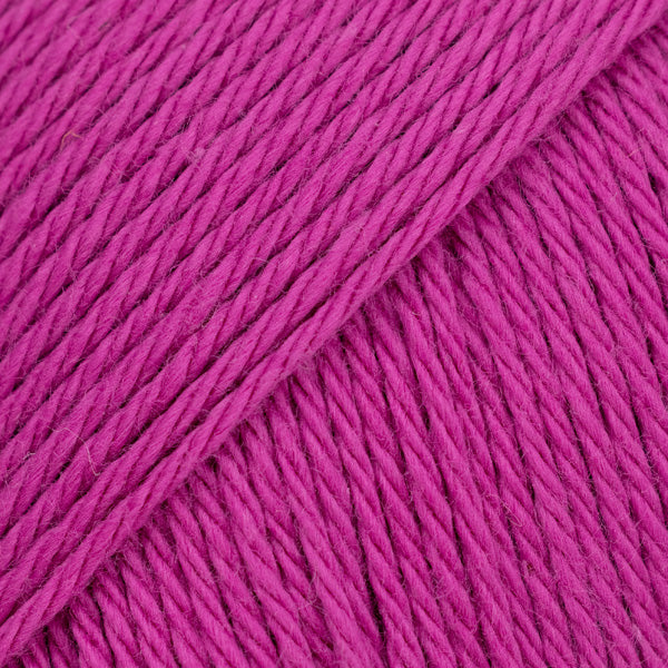 Detailaufnahme von der Wolle DROPS Magic in der Farbe 10 fuchsie.