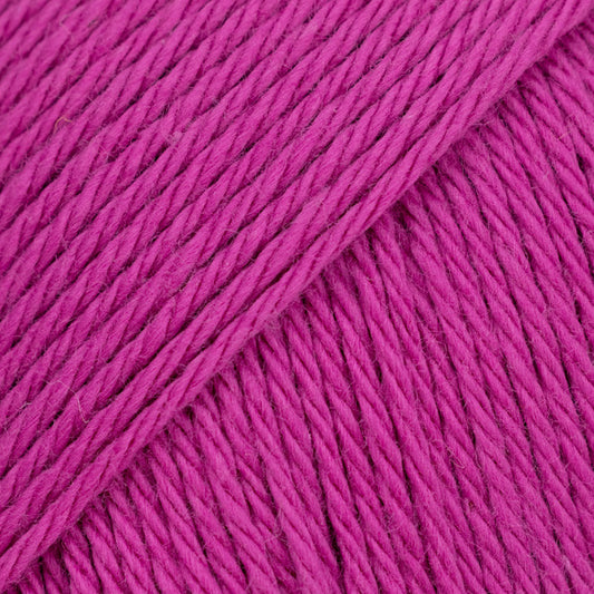 Detailaufnahme von der Wolle DROPS Magic in der Farbe 10 fuchsie.