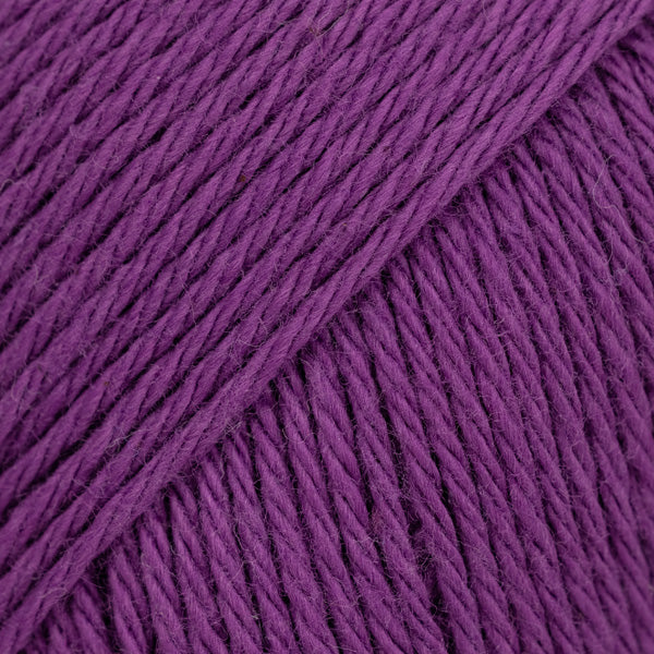 Detailaufnahme von der Wolle DROPS Magic in der Farbe 11 violett.