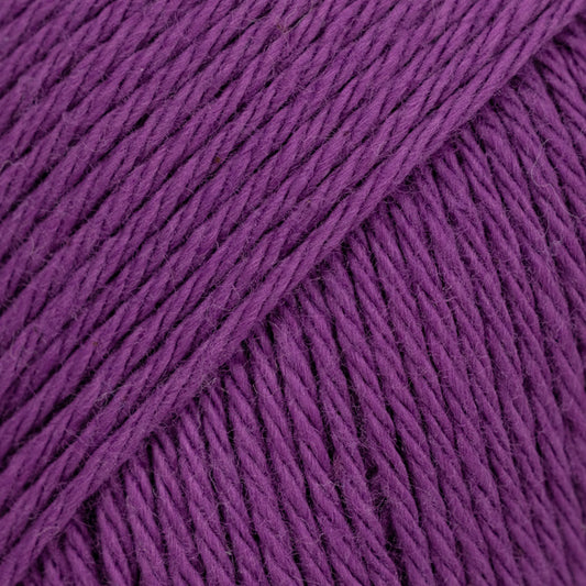 Detailaufnahme von der Wolle DROPS Magic in der Farbe 11 violett.