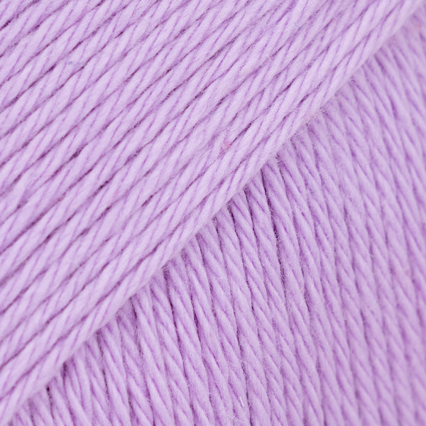Detailaufnahme von der Wolle DROPS Magic in der Farbe 12 orchidee. 