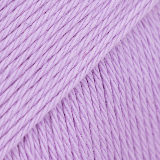 Detailaufnahme von der Wolle DROPS Magic in der Farbe 12 orchidee. 