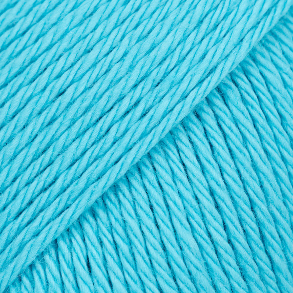 Detailaufnahme von der Wolle DROPS Magic in der Farbe 18 türkis.