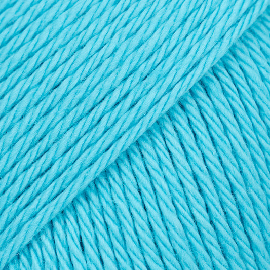 Detailaufnahme von der Wolle DROPS Magic in der Farbe 18 türkis.
