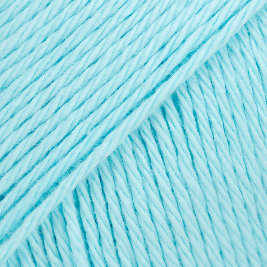 Detailaufnahme von der Wolle DROPS Magic in der Farbe 19 helltürkis.