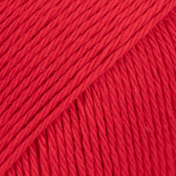Detailaufnahme von der Wolle DROPS Magic in der Farbe 20 karminrot.