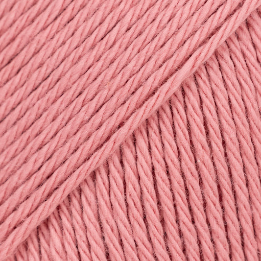 Detailaufnahme von der Wolle DROPS Magic in der Farbe 22 zarte rose. Zarte rose ist ein kräftiges Rosa.