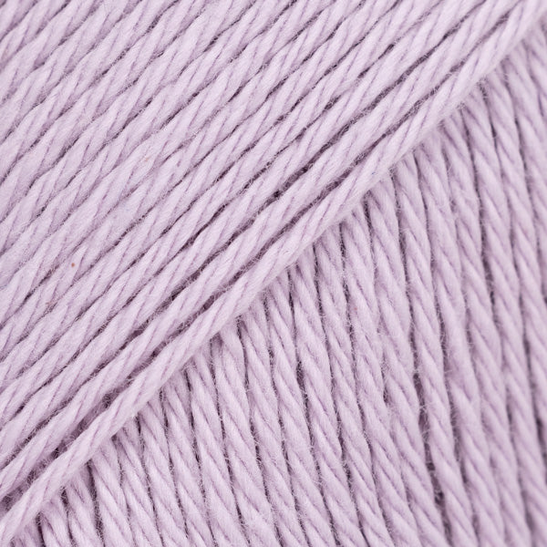 Detailaufnahme von der Wolle DROPS Magic in der Farbe 24 eislavendel.