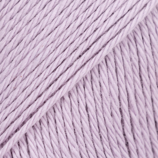 Detailaufnahme von der Wolle DROPS Magic in der Farbe 24 eislavendel.