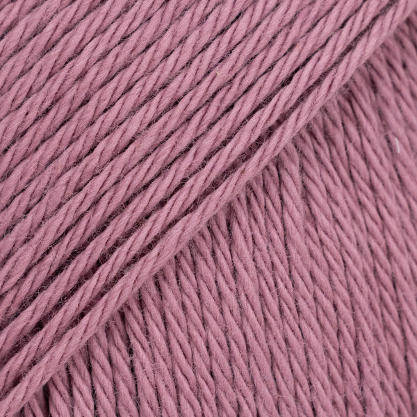 Detailaufnahme von der Wolle DROPS Magic in der Farbe 25 mauve.