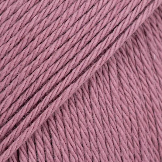 Detailaufnahme von der Wolle DROPS Magic in der Farbe 25 mauve.