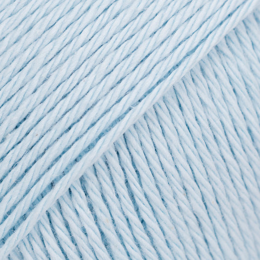 Detailaufnahme von der Wolle DROPS Magic in der Farbe 26 eisblau.