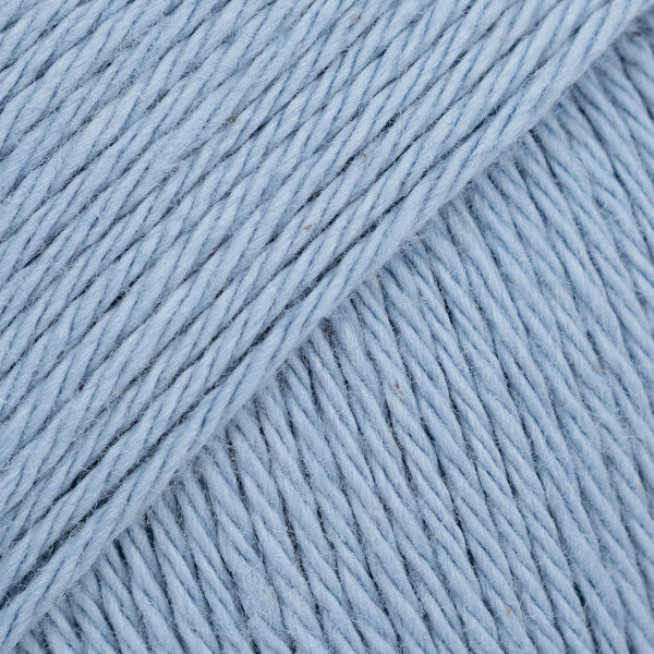 Detailaufnahme von der Wolle DROPS Magic in der Farbe 27 vergissmeinnicht.
