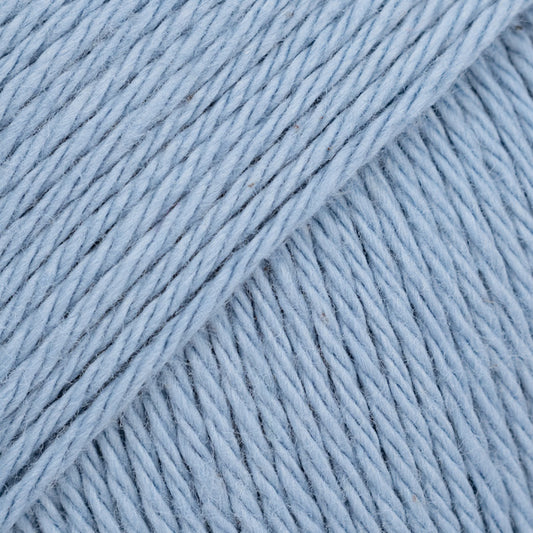 Detailaufnahme von der Wolle DROPS Magic in der Farbe 27 vergissmeinnicht.