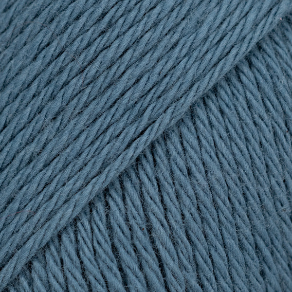 Detailaufnahme von der Wolle DROPS Magic in der Farbe 28 tierfer ozean.