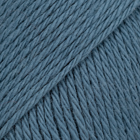 Detailaufnahme von der Wolle DROPS Magic in der Farbe 28 tierfer ozean.
